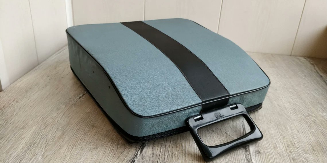 IGOR2691's tweet image. #OLIVETTI #Lettera 32 #Manual #mechanical Typewriter. #QWERTY Keyboard. #Working #Portable Typewriter. #Vintage #Machine. #Gift #idea #Vintage #Office #Steampunk #OfficeDecor #Decor #Stylish #officedesign #Rare #Collectible etsy.me/33V6gQc