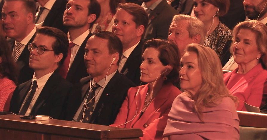 RobertJLorenz's tweet photo. Österreich liess heute die Festspiele in Salzburg vom amerikanisch/polnischen Nazi-Ehepaar #Applebaum/#Sikorski eröffnen ! ... Es gab sehr viel Hass auf Russland/Belarus und ewige Liebe für Israel ! )
#Tagesschau #Merz #Wadephul #Pistorius #Dobrindt #Gaza #Macron #Steinmeier https://t.co/gw8TMl7xWo