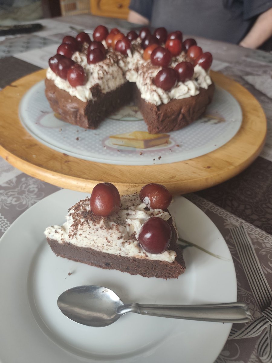 nittronic's tweet image. Gâteau chocolat comme une &quot;forêt noire&quot; !
Base fondant chocolat,mousse straticattela, cerises.

Par moi-même et pour tout le monde ! Miam-miam.😋😋😋