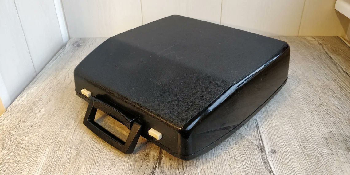 IGOR2691's tweet image. #STUDENT #Japan #mechanical #Typewriter. #QWERTY keys. Yellow #Portable Typewriter. #Working #Manual Typewriter. #Vintage# Office. Typewriter with #Case #Steampunk #OfficeDecor #steampunkstyle #Decor #Stylish #officedesign#Rare #Collectible etsy.me/2QWWKqS