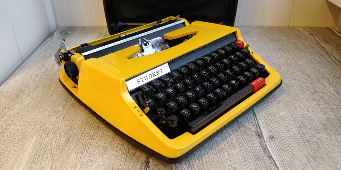 IGOR2691's tweet image. #STUDENT #Japan #mechanical #Typewriter. #QWERTY keys. Yellow #Portable Typewriter. #Working #Manual Typewriter. #Vintage# Office. Typewriter with #Case #Steampunk #OfficeDecor #steampunkstyle #Decor #Stylish #officedesign#Rare #Collectible etsy.me/2QWWKqS