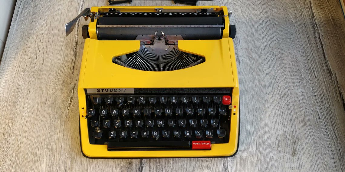 IGOR2691's tweet image. #STUDENT #Japan #mechanical #Typewriter. #QWERTY keys. Yellow #Portable Typewriter. #Working #Manual Typewriter. #Vintage# Office. Typewriter with #Case #Steampunk #OfficeDecor #steampunkstyle #Decor #Stylish #officedesign#Rare #Collectible etsy.me/2QWWKqS