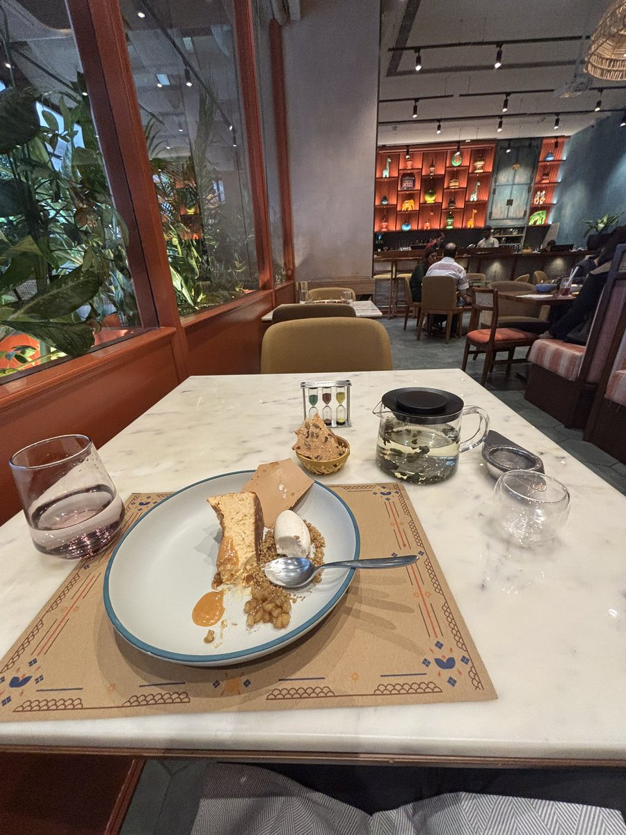 ankurdorroy's tweet image. ginseng oolong tea + cheesecake
the kind of combo that makes you question if you’ve been living wrong this whole time