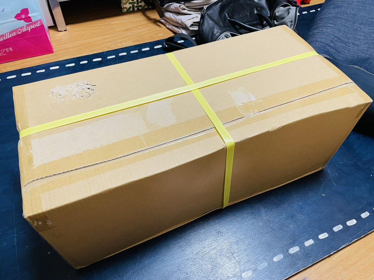 w3zmqkM7KT4HVD9's tweet image. マッツのお誕生日プレゼント🎁が届いたのでラッピングしてる🎀