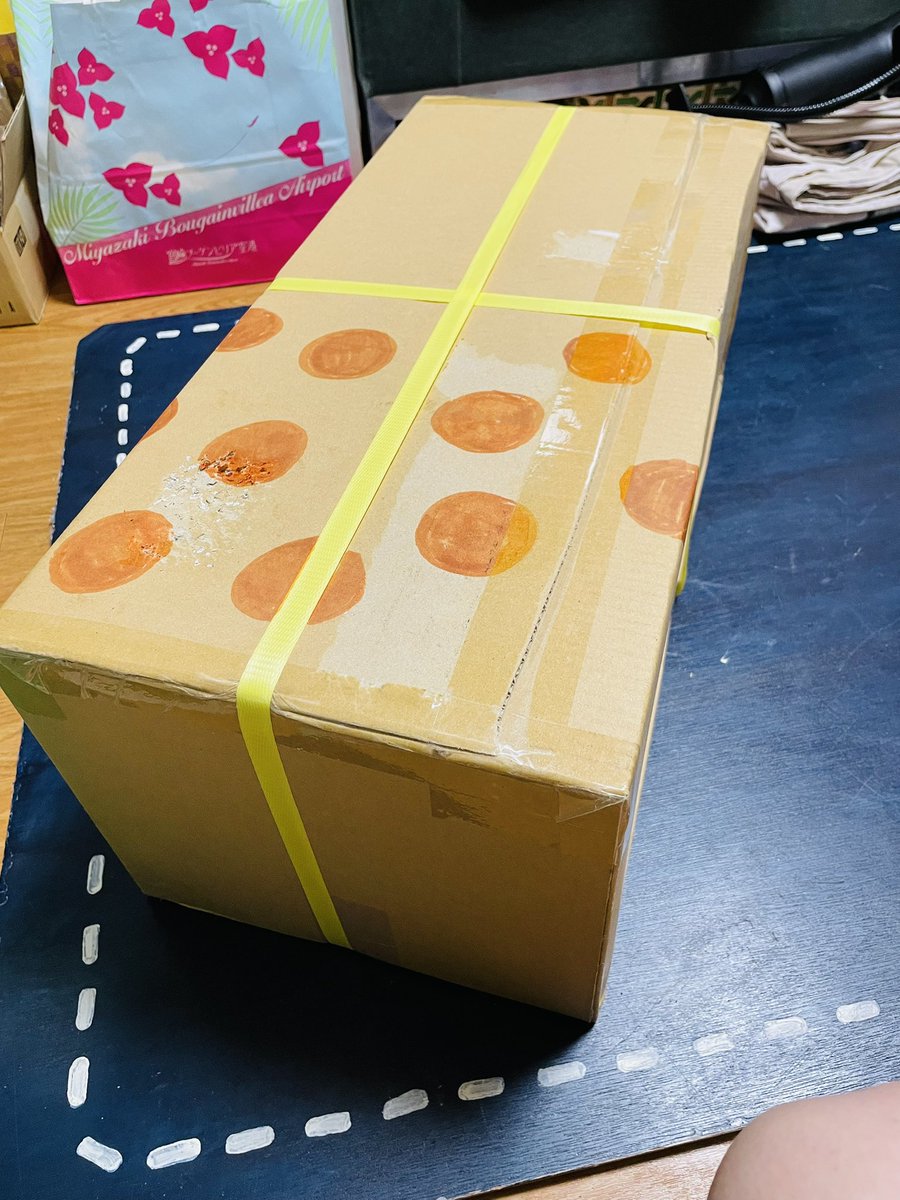 w3zmqkM7KT4HVD9's tweet image. マッツのお誕生日プレゼント🎁が届いたのでラッピングしてる🎀