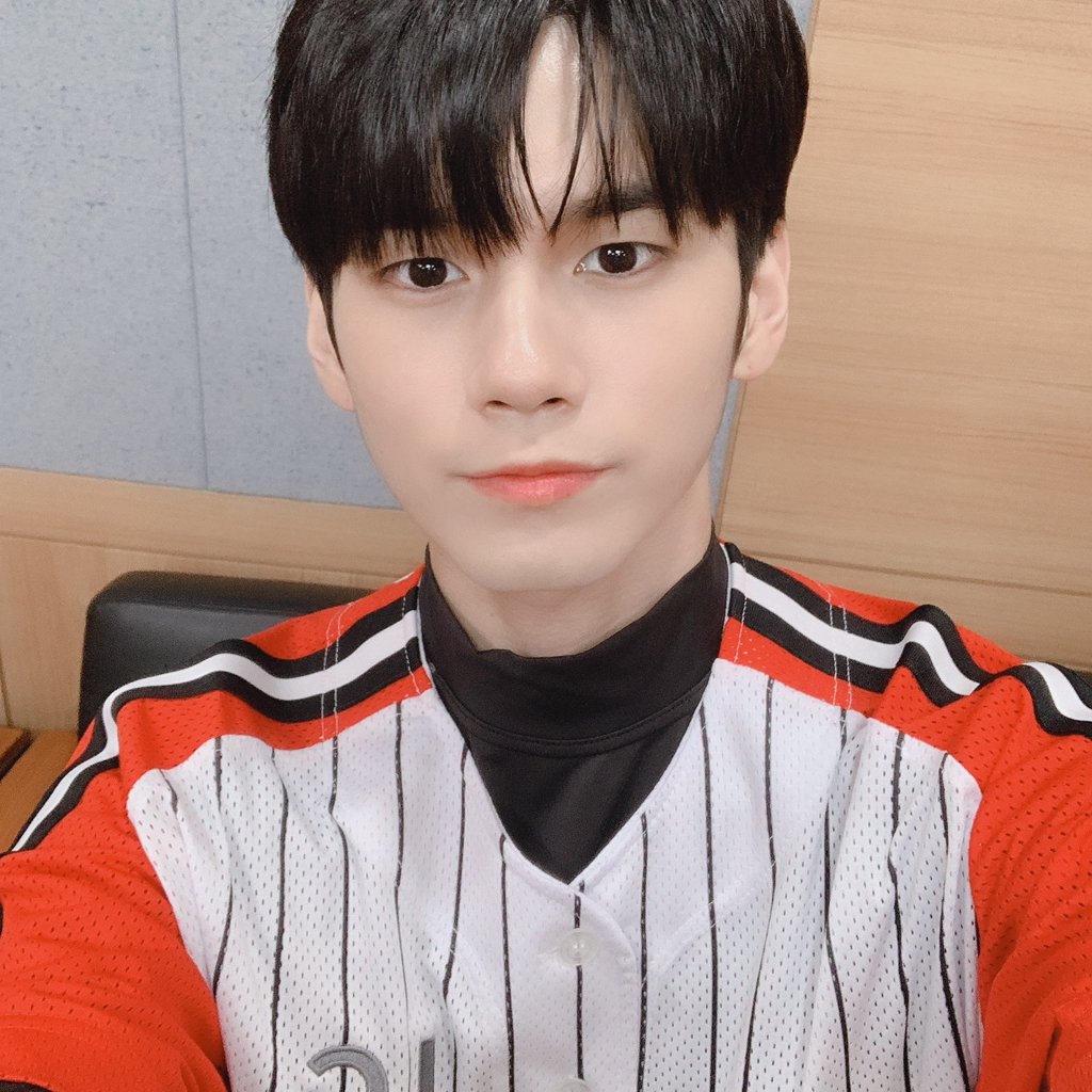 babynnable's tweet image. 2025 만우절사건
옹님이 2025년 4월 1일에 공카에다가 입에 침도 안 바르고 요즘 근황 사진이라며 갑자기 워너원 시절 미공개 셀카들을 한 바가지 풀어주고 가신 사건이다