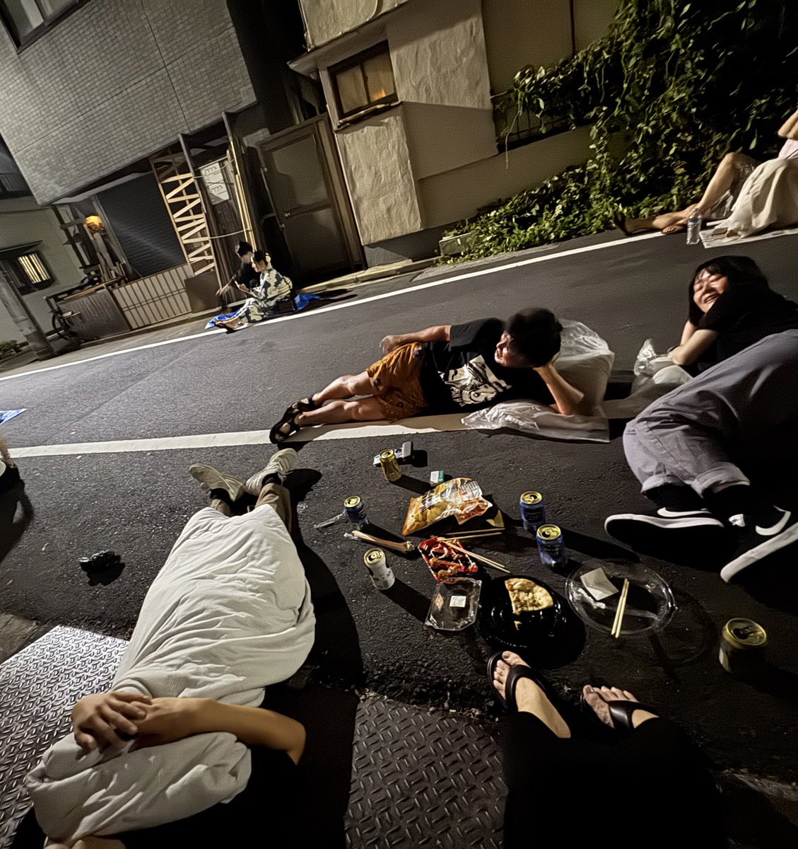 etsucomyade's tweet image. 花火見やすいからって
この人たち路上で寝だした