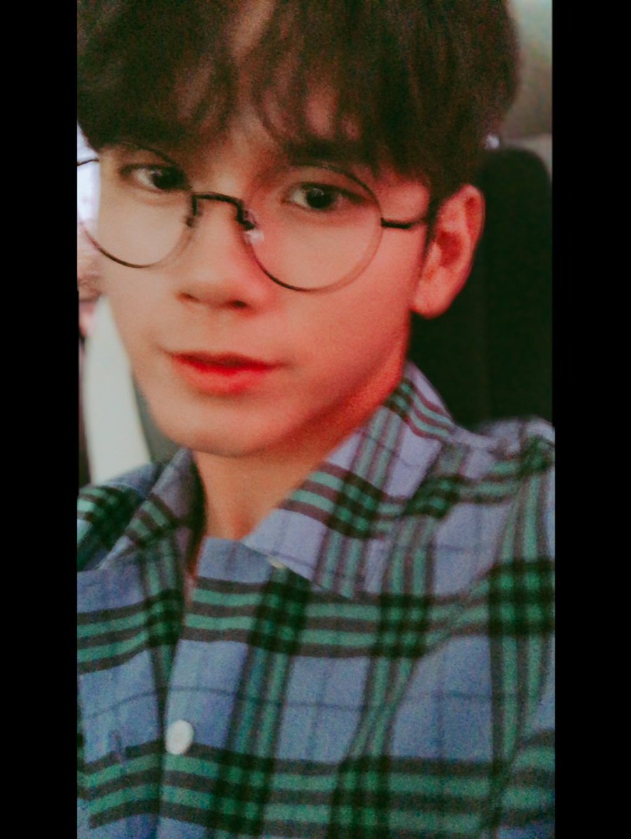 babynnable's tweet image. 2025 만우절사건
옹님이 2025년 4월 1일에 공카에다가 입에 침도 안 바르고 요즘 근황 사진이라며 갑자기 워너원 시절 미공개 셀카들을 한 바가지 풀어주고 가신 사건이다