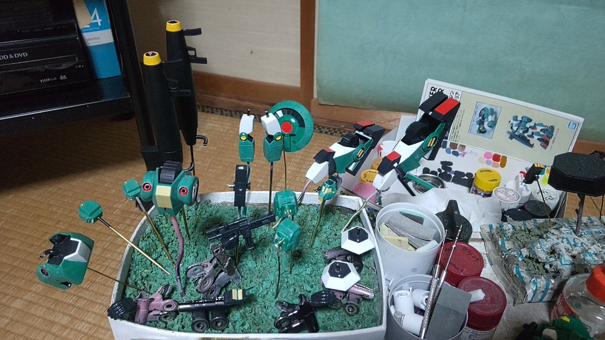 mGxFeaTPXjkbW7E's tweet image. #ツマツク2025途中　　
#ウォーカーギャリア　
1/144ウォーカーギャリア⑤　
塗装始めました。今回はサフレスで、いつものラッカー筆塗りです🖌　
いくつかカラーパターンありますが、設定通りに塗ります。　

それにしても連日の暑さ🥵　
塗料の乾燥が早いのだけは助かるけど…🤔
雨降ってほしいな🌧️