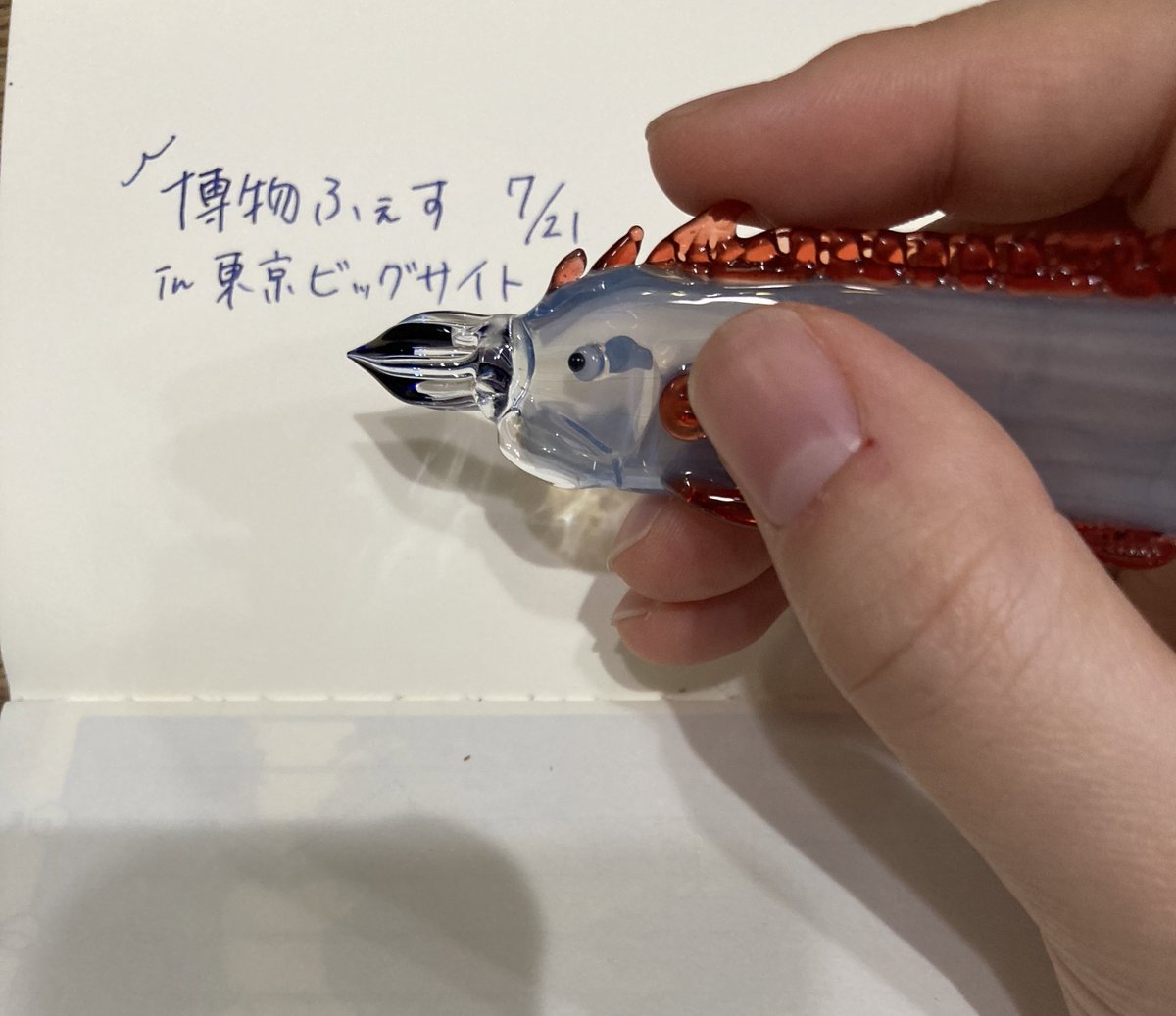 torihatuchankao's tweet image. #博物ふぇす収穫祭
#博物ふぇすてぃばる収穫祭
@yukikooshino さんのところでリュウグウノツカイのガラスペンを購入。ずっと欲しいと思っていながら他の物を購入していたのでようやくお迎え。自立するし何よりめちゃくちゃ書きやすい…このタイプのガラスペンでこんなに普段使い向きなの凄い…