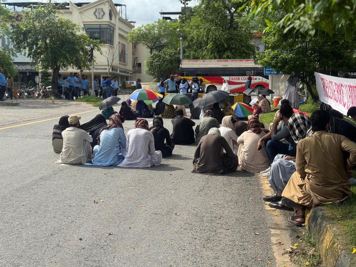 NabeelBaluch_'s tweet image. من بے سما
چہ کائناتءِچستءُایراں تیوگیں
من کسی کارےءَنیتکگیں
اجیبیں جیڑیےءَگوں دچار کپتگاں
زی حالتاکےءَ
ہزاراں گار بوتگیں آمردمانی اکس دیستگ ات
گشئے منی اوں اکس گون ات یے
آ کیمپ گار بوتگیں مردمانی سْیادءُوارثاں جتگ
من دیست من اوں نشتگاں
حفیظ رؤف
#EndEnforcedDisappearances