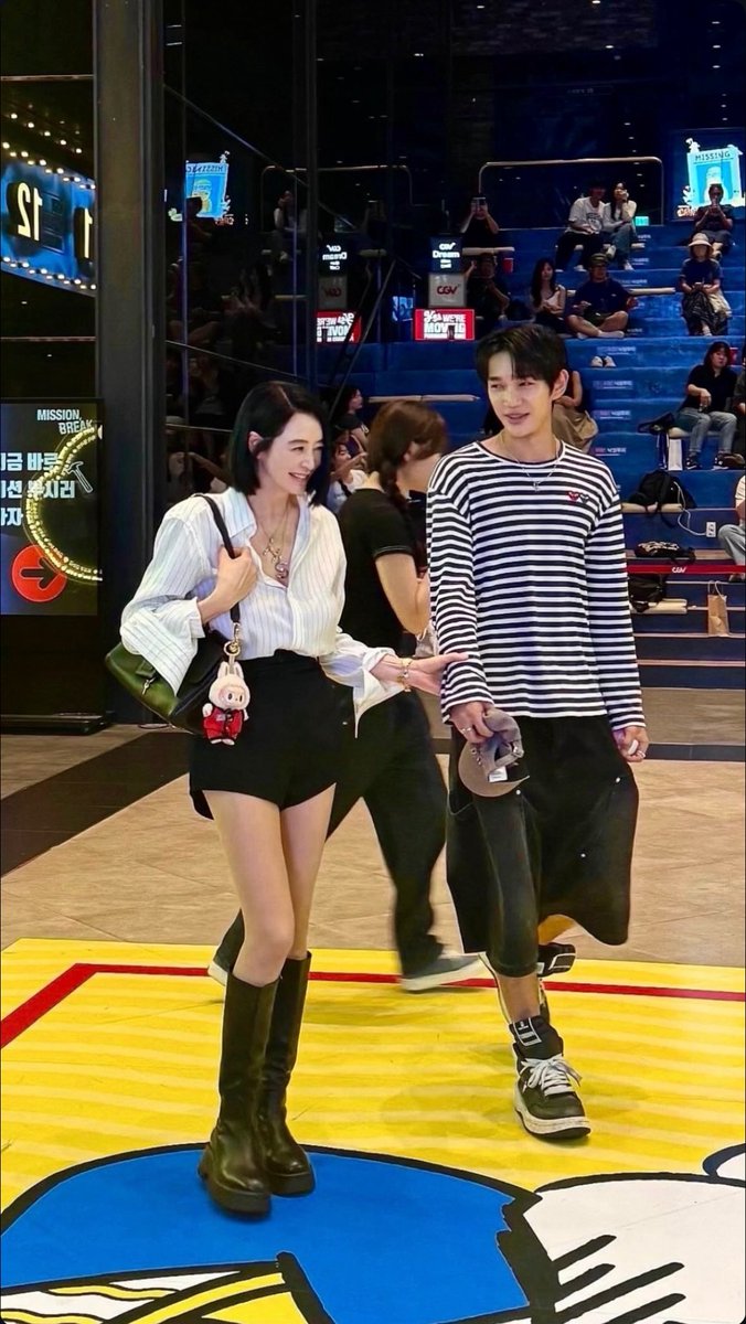 KN_gPtn's tweet image. 본인이 개레전드였다는걸 알아서 사진 이백장 주는거 너무 기특하네