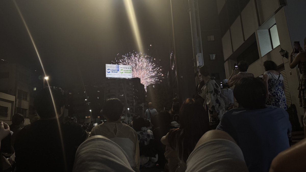 DJoseppe10's tweet image. Viendo el espectáculo de fuegos artificiales Sumidagawa en directo tirado en una calle de Tokio rodeado de nakamas y puestos de comida… no puedo pedir más.
4 días y de nuevo a casa 😭