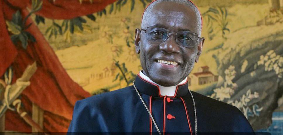 Le cardinal Sarah, messager du pape, en pèlerin de la foi bretonne Sainte-Anne-d’Auray célèbre les 400 ans des apparitions mariales. Représenté par le cardinal Sarah, le pape espère que cet anniversaire ravivera la foi et l’élan missionnaire des fidèles en France.

Le