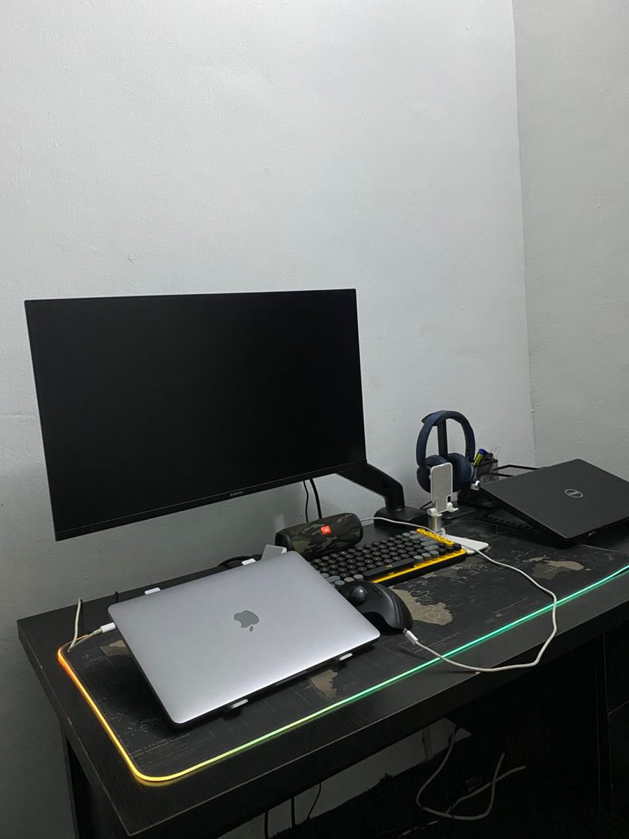 The monitor arm rest here, can mount up to 30 inches of monitor.

Retails for N65,000 only.

#pagesbydamicommerce