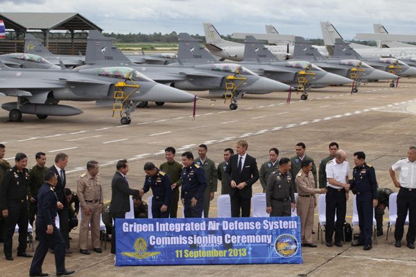สื่อนอกรายงานข่าว สนั่นลั่นโลก กองทัพไทยใช้ Swedish fighter jet "JAS 39 Gripen" โจมตีในสนามรบจริง เป็นครั้งแรกของโลก ซึ่งไม่แปลกเพราะ Gripen เป็นที่จับตาของโลกมาตั้งแต่เริ่มพัฒนา