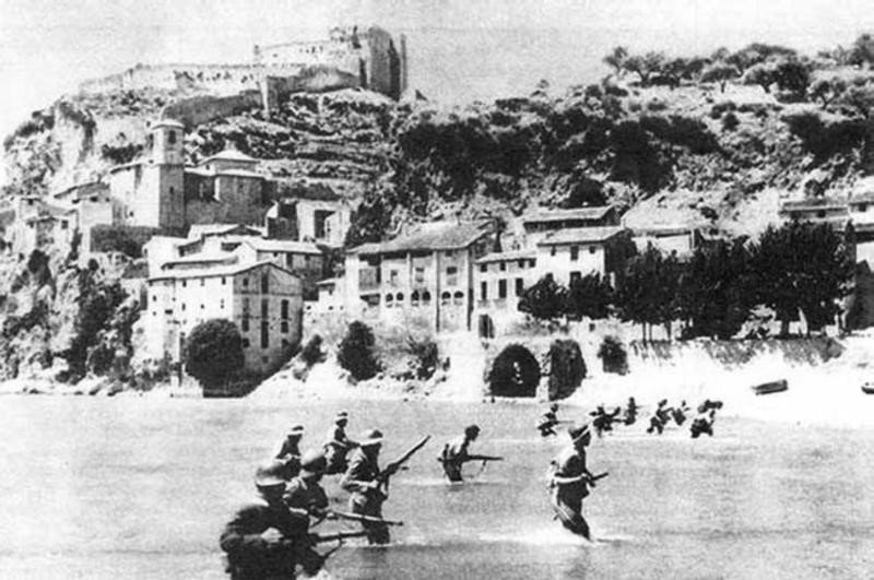 La nit del 25 de juliol de 1938 l'exèrcit republicà creuà l'Ebre per iniciar una ofensiva que allargués la Guerra Civil amb l'esperança d'una intervenció estrangera. Després de 115 dies de batalla i més de 20000 morts, els sollevats trencaren el front i avançaren cap a Barcelona.