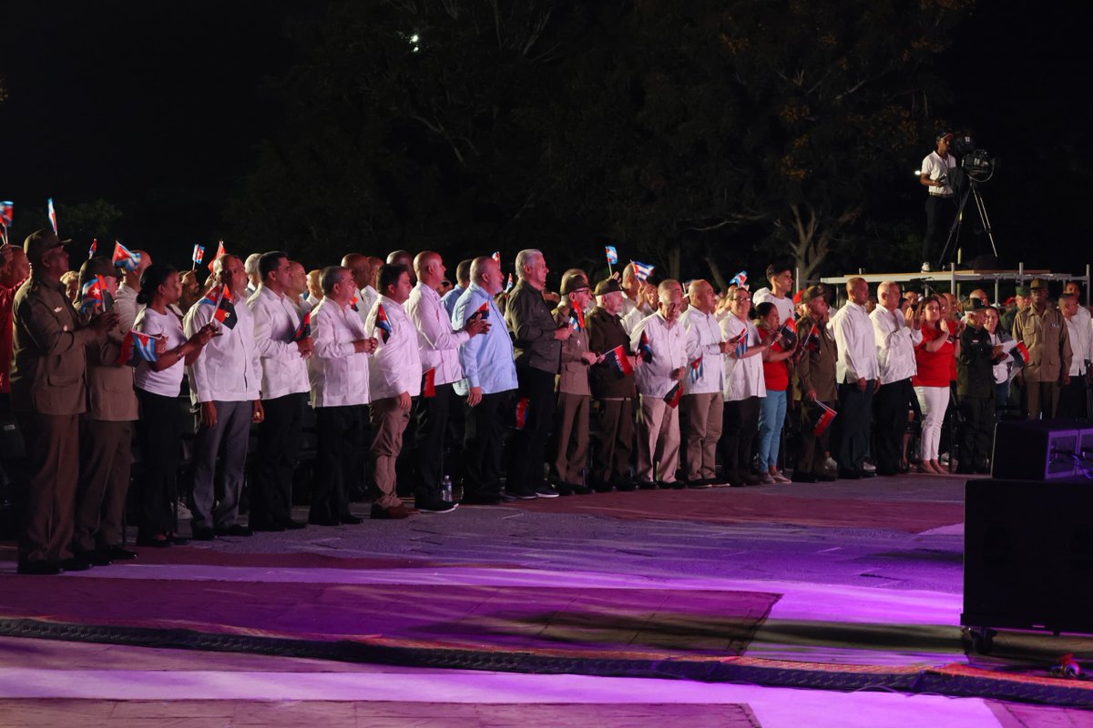 CubaMINREX's tweet image. General de Ejército Raúl Castro Ruz preside el Acto Central Nacional por el aniversario 72 del Asalto a los Cuarteles Moncada y Carlos Manuel de Céspedes, junto a @DiazCanelB, primer secretario del @PartidoPCC y presidente de #Cuba🇨🇺.
#LaLuchaNoHaCesado
#CubaEstáFirme