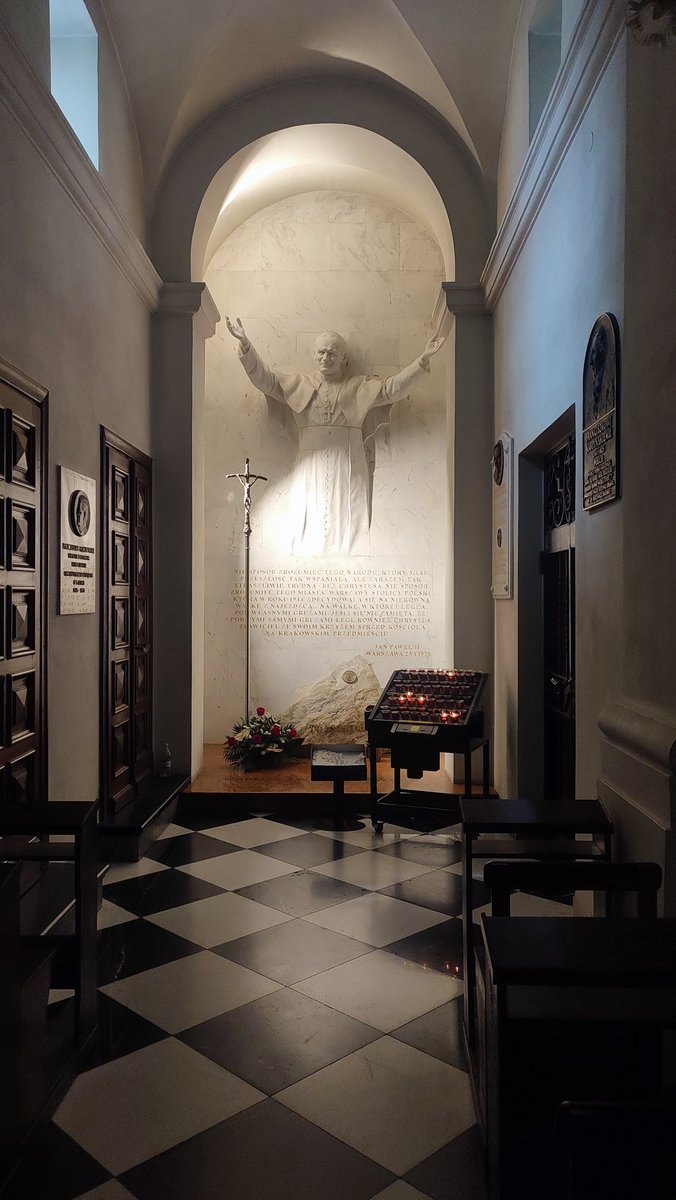 "Historia uczy, że demokracja bez wartości łatwo się przemienia w jawny lub zakamuflowany totalitaryzm".
Jan Paweł II w polskim parlamencie w 1999 roku