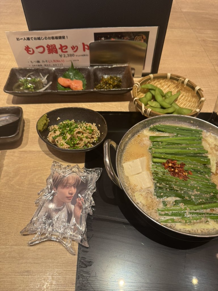 taem_chi_0718's tweet image. 帰る前に1人モツ鍋😋🍴

酢もつも食べられて最高👍

さっきより日が沈み美しい✈️✨

目の前にキレイな三日月🌙

空は繋がってるよね🥺