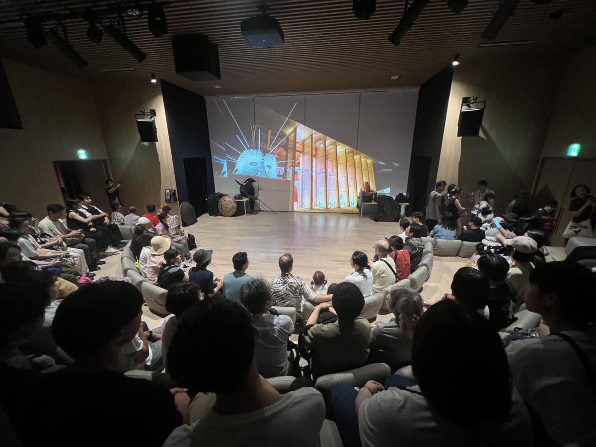 magwalt2024's tweet image. 今日はイタリア館でお芝居を拝見しました。
2時間超えの作品を30分にしたダイジェスト版の脚本でしたが、緊張感スケールの大きな作品でした。
等身大のハーフパペットの演技は生身の人間が演じる舞台とは違う独特の世界観でイタリア語なのに気持ちが伝わる不思議な感覚。…