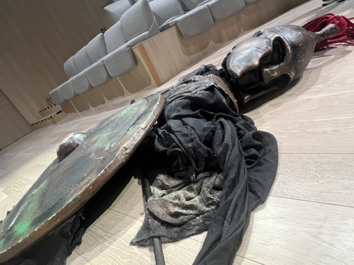 magwalt2024's tweet image. 今日はイタリア館でお芝居を拝見しました。
2時間超えの作品を30分にしたダイジェスト版の脚本でしたが、緊張感スケールの大きな作品でした。
等身大のハーフパペットの演技は生身の人間が演じる舞台とは違う独特の世界観でイタリア語なのに気持ちが伝わる不思議な感覚。…