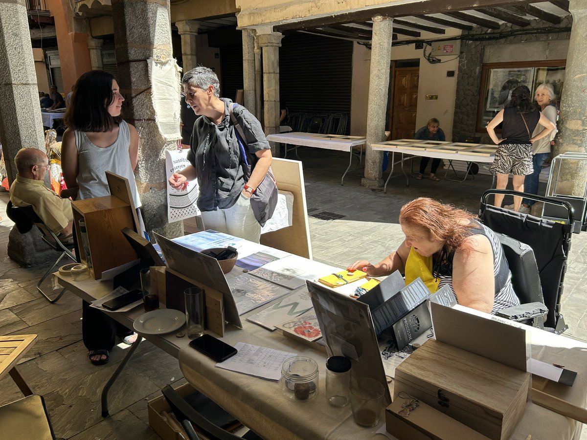 RadioSeu's tweet image. #EnImatges El carrer Canonges de #laSeu acull aquest dissabte al matí la sisena edició de la fira d'art 'Art and Rock'. La iniciativa l'organitza l'associació L’Alternativa, la Traça Cultural i l'@ajlaseu .