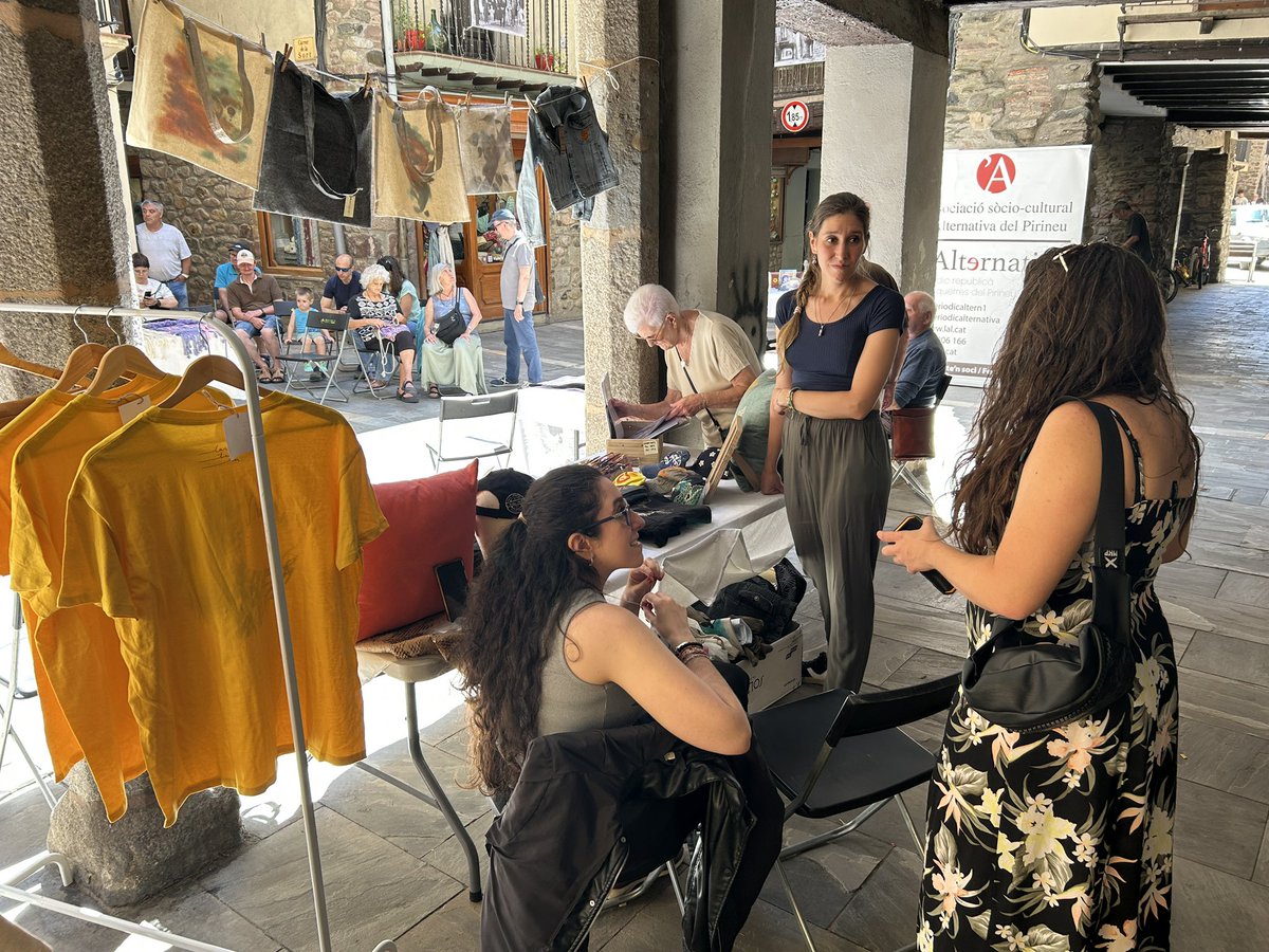 RadioSeu's tweet image. #EnImatges El carrer Canonges de #laSeu acull aquest dissabte al matí la sisena edició de la fira d'art 'Art and Rock'. La iniciativa l'organitza l'associació L’Alternativa, la Traça Cultural i l'@ajlaseu .