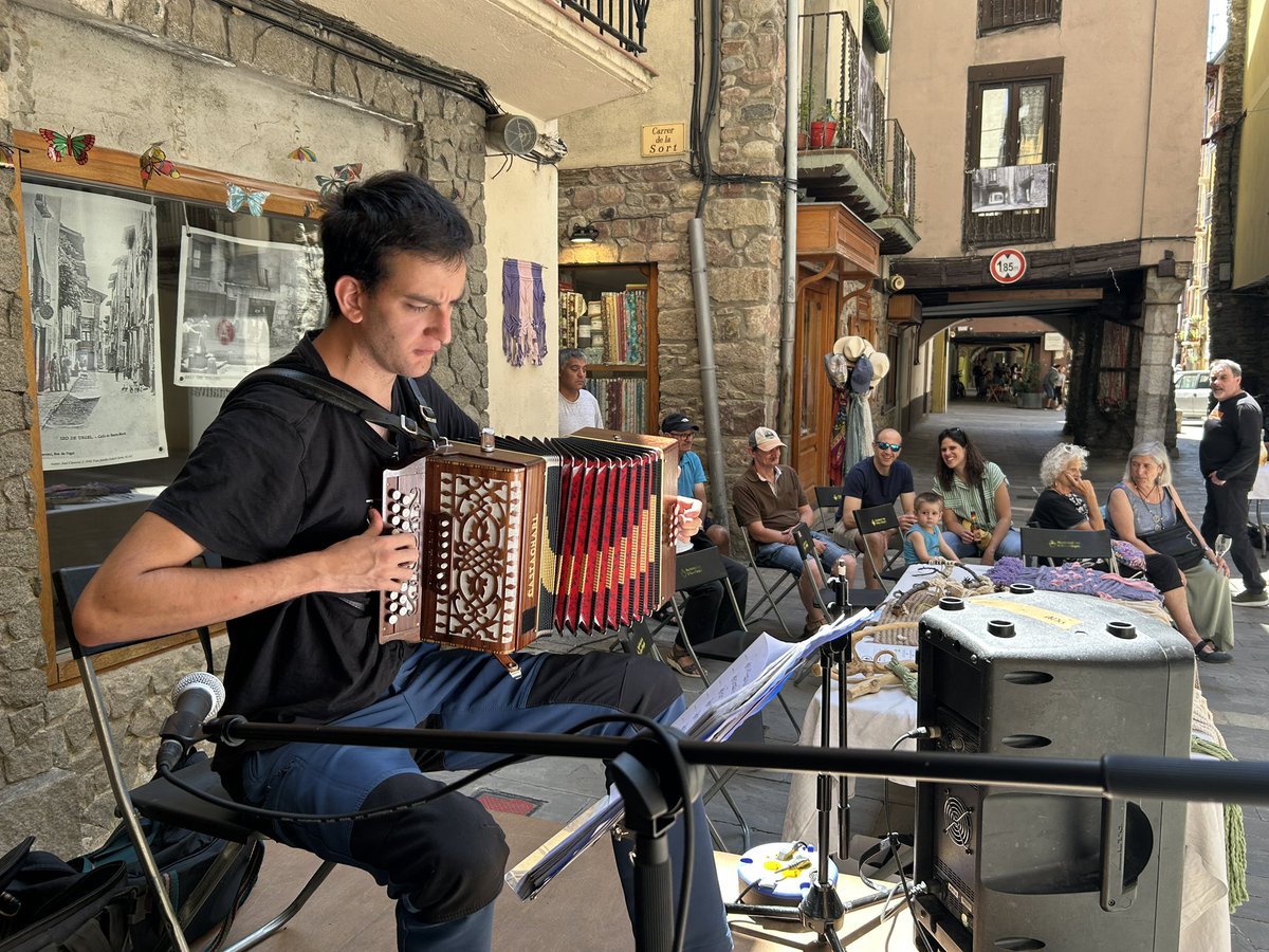 RadioSeu's tweet image. #EnImatges El carrer Canonges de #laSeu acull aquest dissabte al matí la sisena edició de la fira d'art 'Art and Rock'. La iniciativa l'organitza l'associació L’Alternativa, la Traça Cultural i l'@ajlaseu .