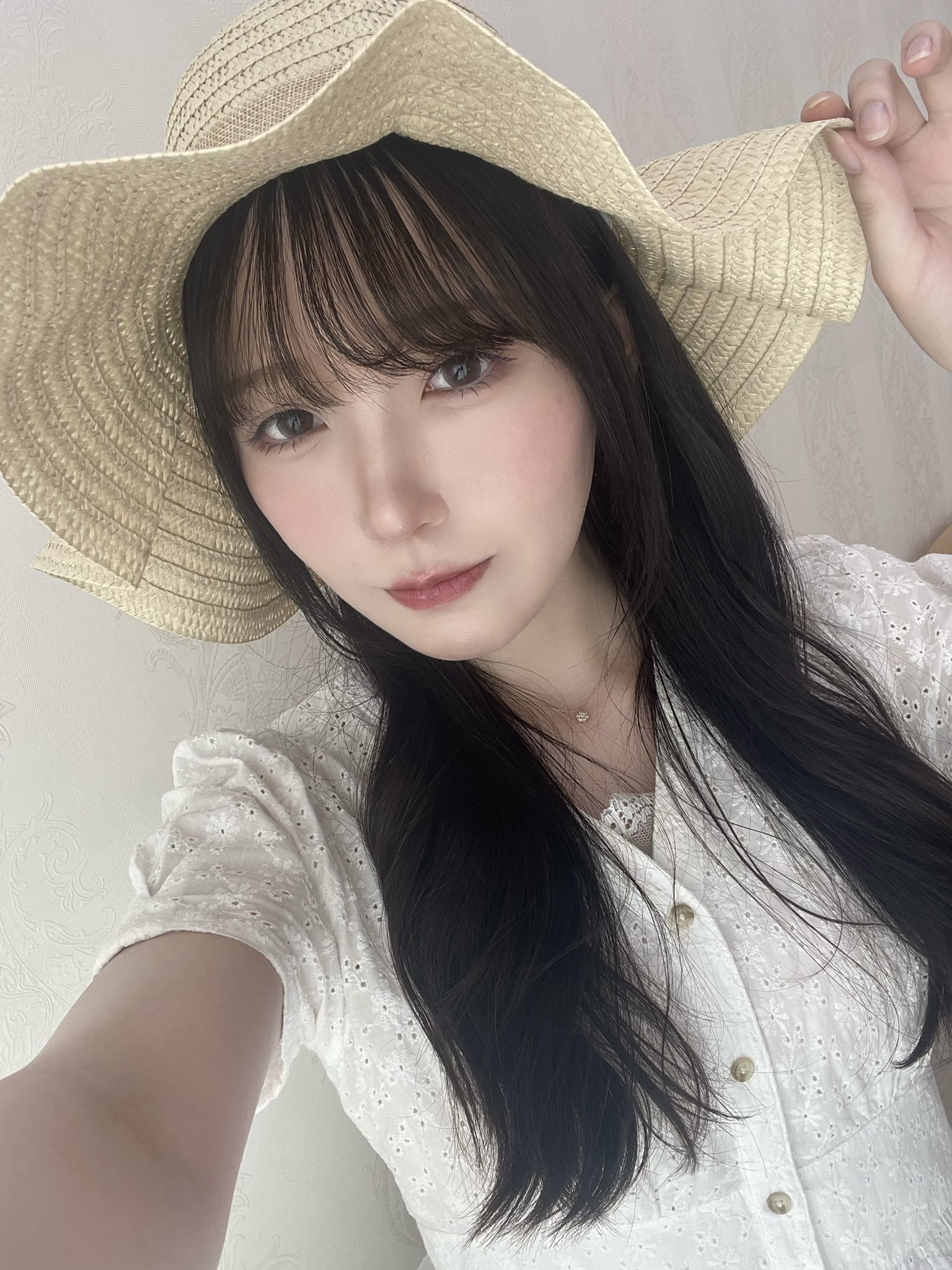 るるがおう初個展「Selfie Girl」当選商品：直筆色紙A『ブラウス』 Selfie Girl がおう作品集 がおう(著) - KADOKAWA | 版
