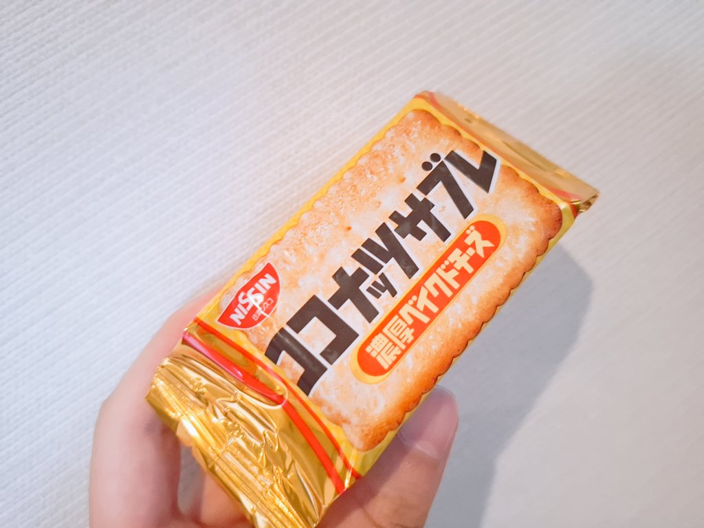 hiyokonosekai's tweet image. おつかれ ココナッツサブレ 濃厚ベイクドチーズ 。もう一人の人全然仕事してくれなくてちょっと疲れちゃった😅動き回ってるせいもあるけどね💦私も足りない所あると思うからお互い様かな〜。来週は鬼滅の映画観に行くから仕事めっちゃ頑張った!