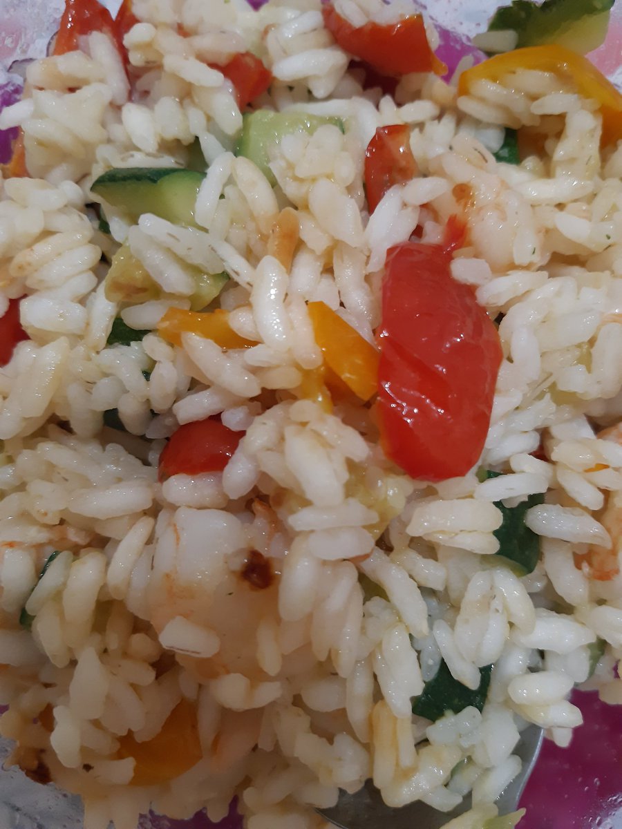 Martin_D18E's tweet image. Io che stravolgo le ricette di giallozafferano e mi invento un risotto freddo con
Datterini gialli (cotti)
Datterini rossi (cotti)
Zucchine e gamberetti
La ricetta originale non me la ricordo