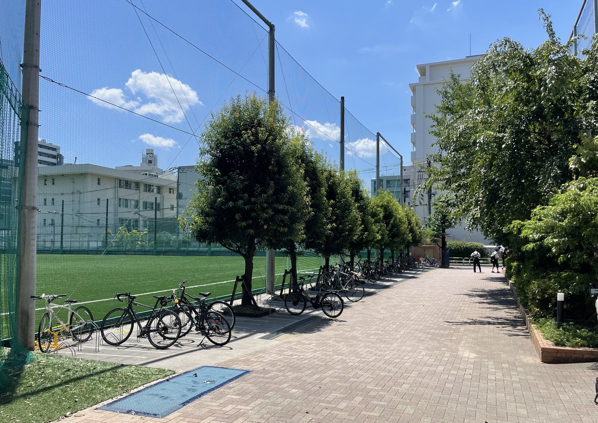 fromasuo's tweet image. 本日はプチ高校同窓会。朝からボーリングやって大笑い。母校見学に行ったら当時の先生がまだイター！😆校内見学をお願いしたら「お前らアポ取ってから来い！」って怒られたｗ　一瞬高校生に戻ったよねｗ
教室、体育感、部室、学食、水飲み場まて変わってなくて感動したけど、私立…これでいいのか？😂