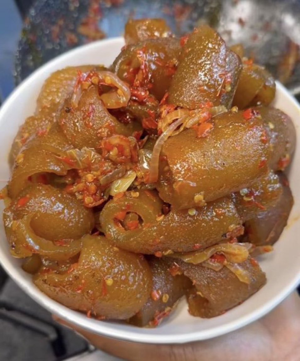 Pls stop eating wele. It’s meant to be leather. Y’all part of the reason why shoes are so expensive nowadays