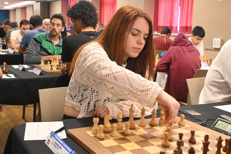 El convidat especial, Mossèn Ramón de Canillo, realitza el moviment inaugural de la ronda 7 #andorrachessopen. El GM Josep Manuel Lopez líder en solitari amb 6 punts. Grup perseguidor de 8 jugadors amb 5½. Crònica ➡️open.escacsandorra.com/2025/07/25/and…