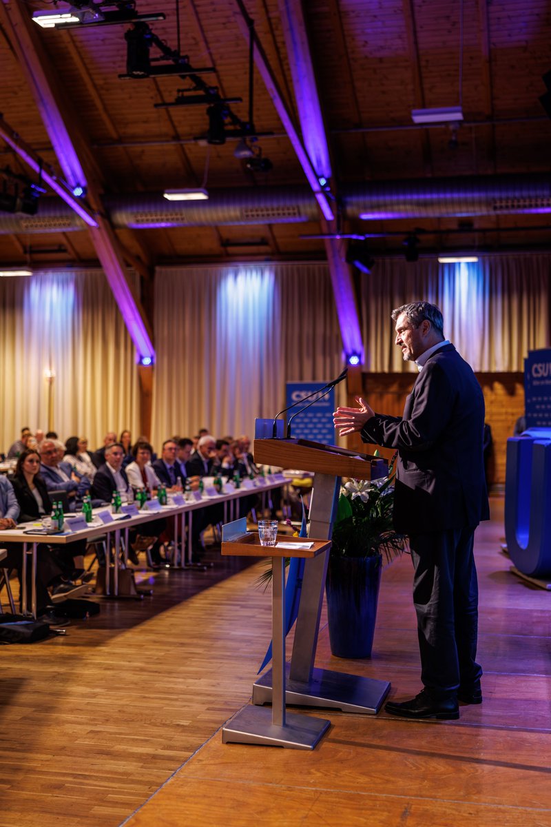 CSU's tweet image. Joachim Herrmann bleibt Vorsitzender der CSU Mittelfranken. Er wurde heute beim Bezirksparteitag in Röthenbach a.d. Pegnitz einstimmig wiedergewählt. Herzlichen Glückwunsch! „Seine Arbeit ist jetzt die Blaupause für Berlin. Wir sorgen für einen Richtungswechsel bei der…