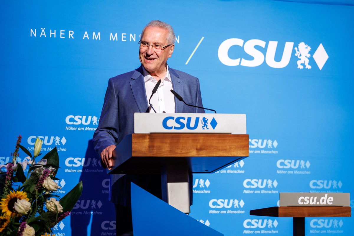 CSU's tweet image. Joachim Herrmann bleibt Vorsitzender der CSU Mittelfranken. Er wurde heute beim Bezirksparteitag in Röthenbach a.d. Pegnitz einstimmig wiedergewählt. Herzlichen Glückwunsch! „Seine Arbeit ist jetzt die Blaupause für Berlin. Wir sorgen für einen Richtungswechsel bei der…