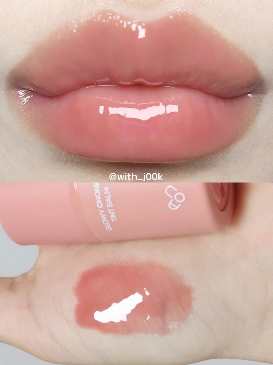 with_j00k's tweet image. #제품제공 에이오유 글로이 뚱 틴트밤 09 베베밤

채도 낮은 핑크베이지 컬러의 글로우 밤이고 착색은 없음

도톰하게 바르면 글로스처럼 입술 주름을 싹 메워 주는데 그렇다고 글로스만큼 점도 높은 제형은 아님

컬러 진한 틴트 바르고 나서 광 더하는 용도로 얇게 발라도 예쁨
