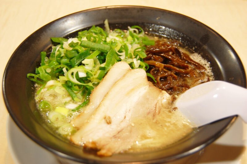 CafeLearner's tweet image. 🍜 Fukuoka ramen secret: Order noodle firmness! 
&quot;Barikta&quot; (very firm), &quot;Harigane&quot; (wire-hard), &quot;Konootoshi&quot; (powder drop = extra firm). 
Thin noodles + firm texture = authentic tonkotsu experience. 
Don&apos;t worry, locals will help you order! #FukuokaRamen #JapanFood