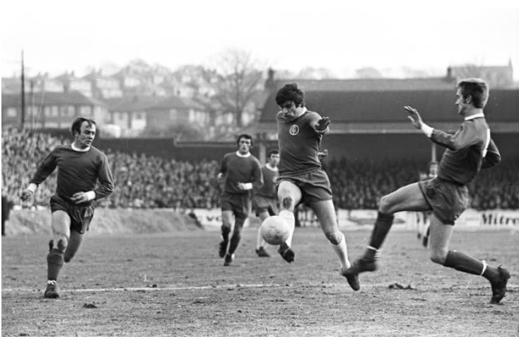 Anyone recognise the match? North west corner under construction and a kit clash nightmare for viewers watching on black and white TV….

#LUFC #70sLeeds #ALAW