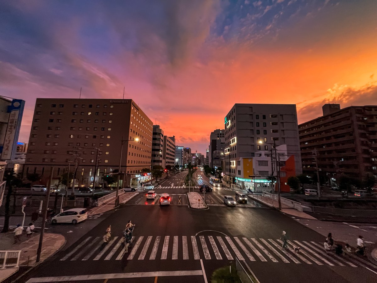 curve_ni's tweet image. 那覇の空、真っ赤っか。