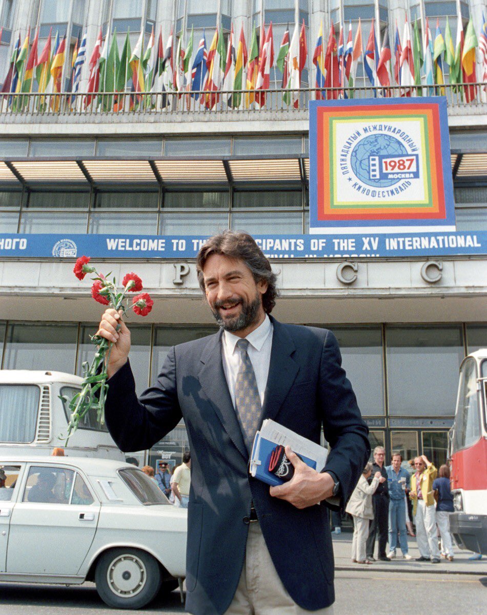 Cooleach's tweet image. В 1987 году на волне Перестройки на Московский международный кинофестиваль приехала куча западных звёзд. Гляньте, как Роберт де Ниро на сцене кинотеатра «Зарядье» поздравляет Федерико Феллини с наградой. Интересно, что в то же самое время в Москве находился Габриэль Гарсия Маркес