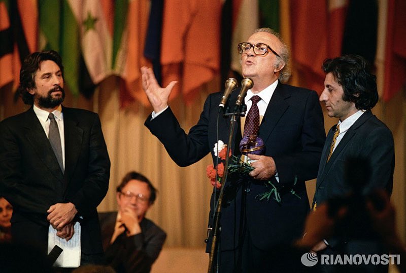 Cooleach's tweet image. В 1987 году на волне Перестройки на Московский международный кинофестиваль приехала куча западных звёзд. Гляньте, как Роберт де Ниро на сцене кинотеатра «Зарядье» поздравляет Федерико Феллини с наградой. Интересно, что в то же самое время в Москве находился Габриэль Гарсия Маркес