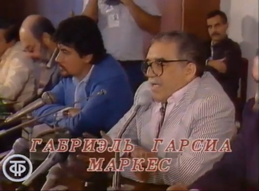 Cooleach's tweet image. В 1987 году на волне Перестройки на Московский международный кинофестиваль приехала куча западных звёзд. Гляньте, как Роберт де Ниро на сцене кинотеатра «Зарядье» поздравляет Федерико Феллини с наградой. Интересно, что в то же самое время в Москве находился Габриэль Гарсия Маркес