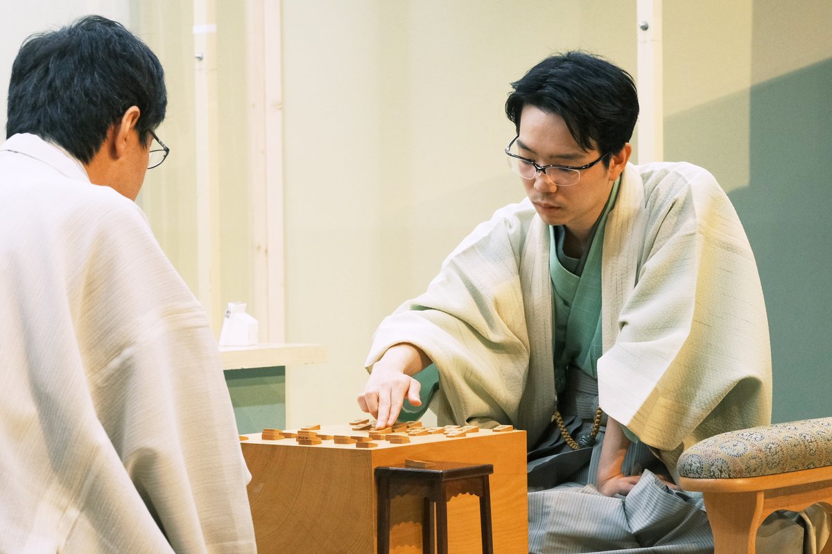 chunichishogi's tweet image. 第46回将棋日本シリーズJTプロ公式戦の1回戦、広瀬章人九段対豊島将之九段の一戦が27日、札幌市で指され、広瀬九段が勝ちました
次戦は四国大会で永瀬拓矢九段と対戦です
写真は、将棋日本シリーズ総合事務局提供