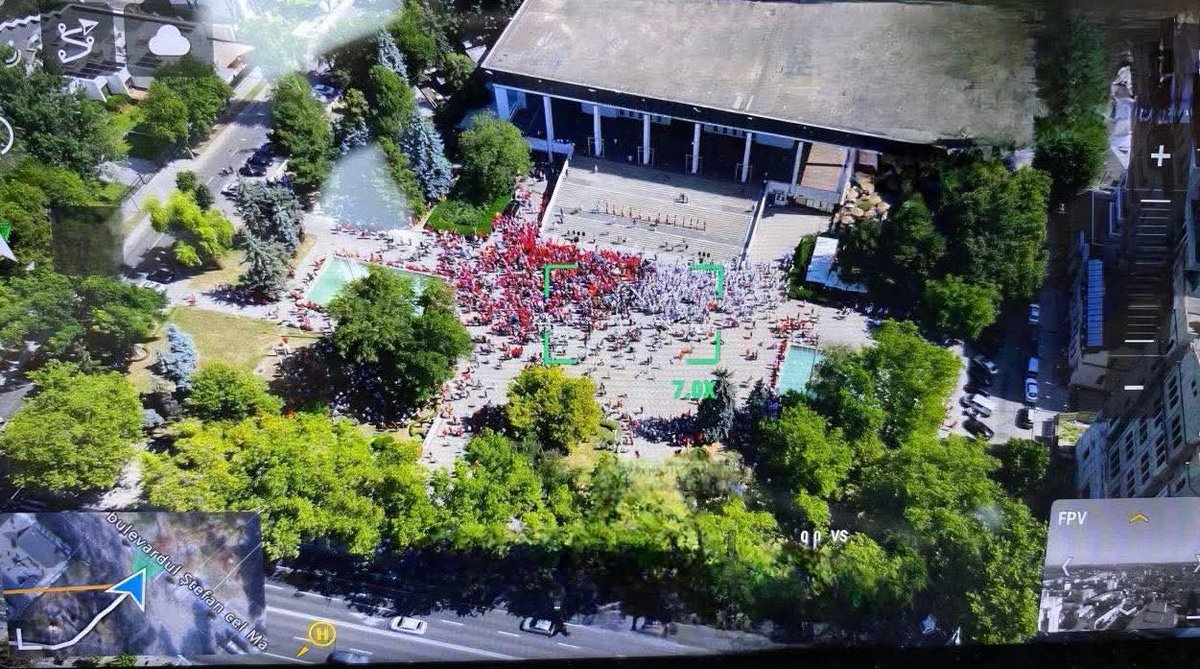 в Кишинёве сегодня прошёл предвыборный протест пропутинской оппозиции против евроинтеграции, за "русский мир"

для конспирации 5-я колонна кремля назвала его "за Молдову"

Додон заявил о 10.000 голов, Комсомольская правда насчитала "ок. 100.000"  🙃 ..