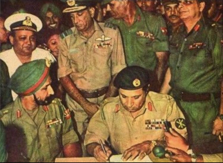 SiddhiSankalkar's tweet image. It's because of their sacrifice
That we can sit in the comfort of our homes, eat Dal Rice
Freedom is heavy, it costs lives, blood, tears, families pay a price
Forever indebted to our Jawans, at the feet of Bharat Mata lies paradise
#KargilVijayDiwas
#KargilHeroes
#poetry
📷-FB