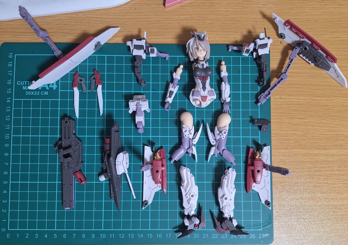 mozz_mugi's tweet image. トップコートが乾いて組み立てる前ってのは一番ワクワクする時間かも。
今回も時間かかりましたが、やっと完成。
腕と足に塗ってないとこあるのは内緒w
金剛は可愛いとカッコイイのバランスがよくて、やっぱ顔と髪型が好き♡
大満足♪
#コトブキヤ
#FAガール
#金剛