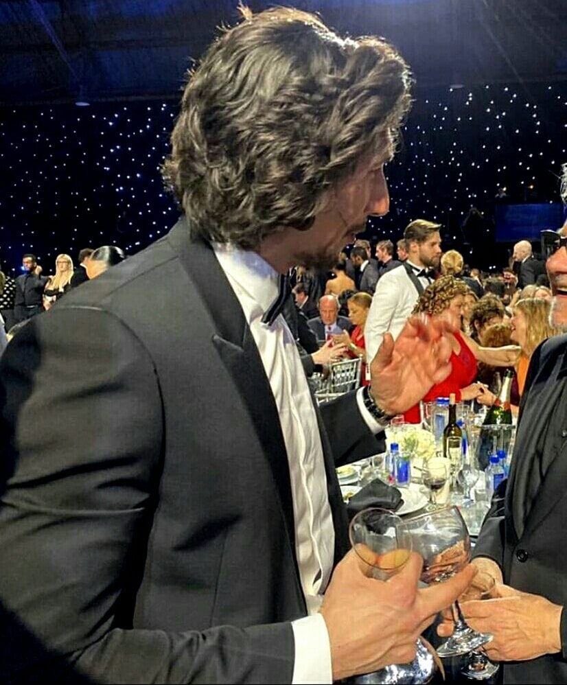 adamdriverss's tweet image. there’s so many things to focus on in this pic but…. his hand sjsjsj