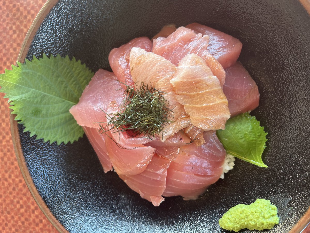 11pre726's tweet image. 海の見えるレストランでまぐろ丼食べてきた
